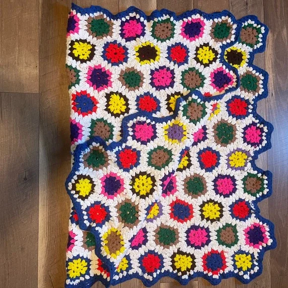 Vintage Granny Crocheted Throw 63 x 45 - Picture 4 of 4